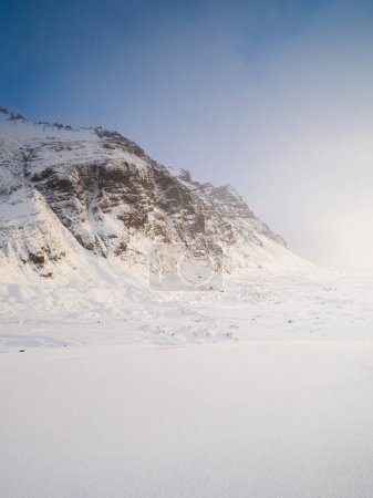Téléchargez les photos : Paysage montagneux en Islande. Heure d'hiver. Une promenade sur le glacier. Hautes montagnes et nuages à l'aube. Voyager à travers l'Islande dans un parc national de Vatnajokull. - en image libre de droit