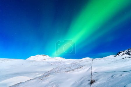 Téléchargez les photos : Aurora Borealis. Aurores boréales et ciel étoilé. La nature. Pays scandinaves. Neige et glace sur les montagnes. Paysage en hiver. Photo pour fond d'écran et papier peint. - en image libre de droit