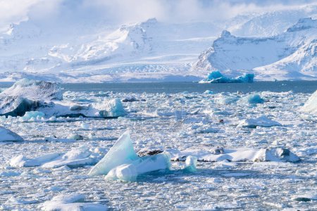 Téléchargez les photos : Islande. La glace comme toile de fond. Parc national Vatnajokull. Vue panoramique sur la lagune de glace. Paysages hivernaux en Islande. Contexte naturel. Pays du Nord. - en image libre de droit
