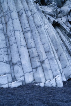Téléchargez les photos : Pierres de basalte comme fond. Reynisfjara Beach, Islande. Des rochers pointus. Photographie pour le design. Textures dans la nature. - en image libre de droit
