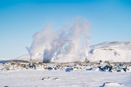 Téléchargez les photos : Sources d'énergie renouvelables. Centrale thermique en Islande. Énergie propre. Production d'électricité dans le nord. Blue Lagoon, Islande. Spa géothermique pour le repos et la détente en Islande. - en image libre de droit