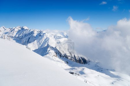 Téléchargez les photos : Paysage de montagne d'hiver. Fond d'écran ou fond. Le froid et le gel. Un endroit pour skier. Station de ski. Rochers hauts et neige. Vue sur les montagnes. - en image libre de droit