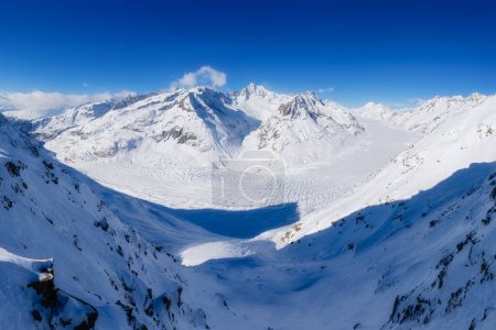 Foto de Glaciar Aletsch en invierno. Suiza. Paisaje de invierno. Fondo de pantalla o fondo. Clima frío y heladas. Rocas altas y nieve. Vista de las montañas. - Imagen libre de derechos