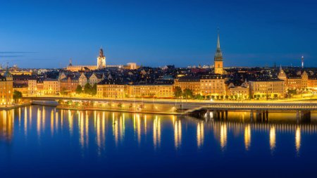 Téléchargez les photos : Stockholm, Suède. Vue panoramique sur le centre-ville. La capitale de la Suède. Paysage urbain pendant l'heure bleue. Vue sur la vieille ville de Stockholm. Photo pour fond d'écran et papier peint. - en image libre de droit