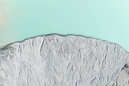 Téléchargez les photos : Vue par drone du lac azur dans la vallée du glacier. Vue sur les moraines. Paysage aérien. Rivière sur une moraine. Paysage du drone. Alberta, Canada. - en image libre de droit