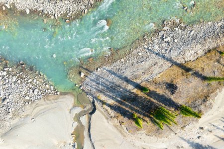 Foto de Una vista del dron del río y los árboles. Vista desde el dron. Río sinuoso y árboles. Agua de montaña turquesa. Alberta, Canadá. - Imagen libre de derechos