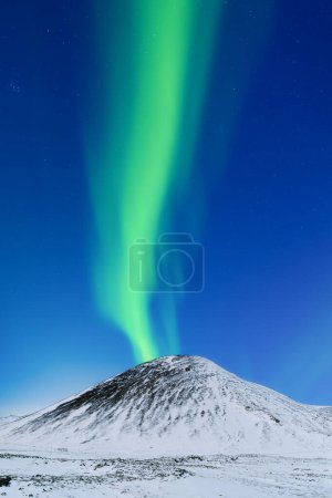 Foto de Aurora boreal en las islas Lofoten, Noruega. Luces del Norte sobre las montañas. Escandinavia. Cielo nocturno con luces polares. Paisaje en el norte en invierno. - Imagen libre de derechos