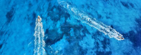 Foto de Vacaciones y ocio. Vista aérea en lancha rápida en el azul del mar Mediterráneo en el día soleado. Barco rápido en la superficie del mar. Paisaje marino del dron. Paisaje marino desde el aire. Vista panorámica. - Imagen libre de derechos
