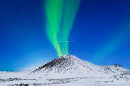 Foto de Aurora boreal en las islas Lofoten, Noruega. Luces del Norte sobre las montañas. Escandinavia. Cielo nocturno con luces polares. Paisaje en el norte en invierno. - Imagen libre de derechos