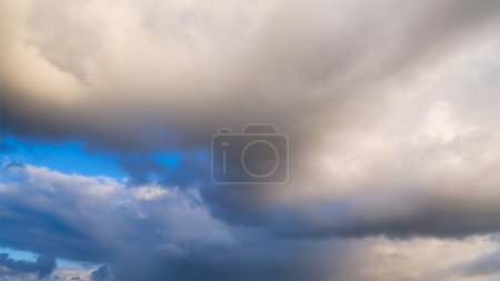 Foto de Nubes en el cielo durante una tormenta. Grandes nubes como fondo. Fenómeno natural. Imagen para fondo o fondo de pantalla. - Imagen libre de derechos