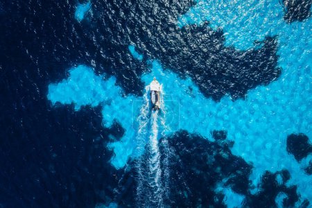 Téléchargez les photos : Vacances et loisirs. Vue aérienne sur bateau rapide sur la mer Méditerranée bleue par temps ensoleillé. Navires rapides à la surface de la mer. Paysage marin depuis le drone. Paysage marin de l'air. Paysage marin avec bateau à moteur. - en image libre de droit