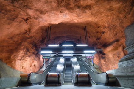 Foto de Estación Radhuset, Estocolmo, Suecia. Una popular estación de metro en la capital sueca. Paraje arquitectónico. Foto para postales, fondos de pantalla y fondos. Escaleras mecánicas en el metro. Tren subterráneo. - Imagen libre de derechos
