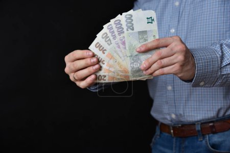 Geschäftsmann mit Geldscheinen in der Hand. Tschechische Republik.