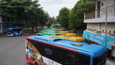 Foto de Los autobuses interurbanos interprovinciales dejan de esperar a los pasajeros en la terminal de Giwangan, transporte público con colores brillantes. Yogyakarta, Indonesia 5 de marzo de 2023 - Imagen libre de derechos