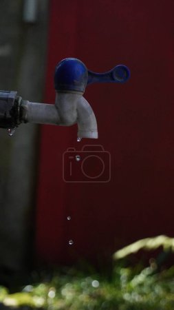 Téléchargez les photos : Eau courante du robinet, fond flou - en image libre de droit