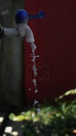 Téléchargez les photos : Eau courante du robinet, fond flou - en image libre de droit