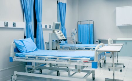 Téléchargez les photos : Salle de récupération avec lits et confortable équipement médical dans un hôpital - en image libre de droit
