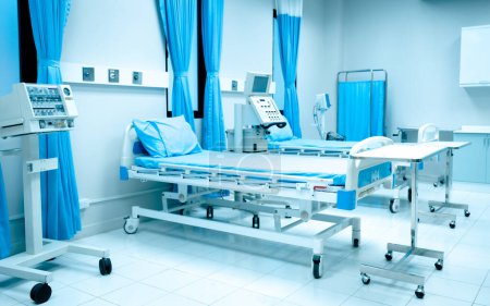 Sala de operaciones vacía con cama y equipo médico en un hospital