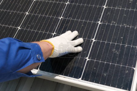 Ingenieure oder Arbeiter installieren und inspizieren Solarzellen auf dem Dach der Fabrik.