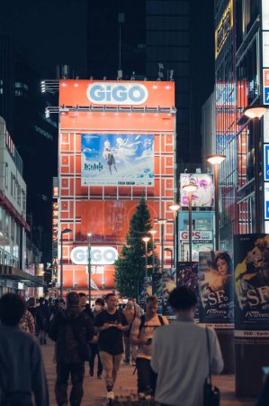 Téléchargez les photos : Akihabara Tokio, Japon 05 mai 2023 : Nuits aux néons de Tokyo Akihabara After Dark - Paysage urbain, jeux d'arcade et plaisirs nocturnes - en image libre de droit