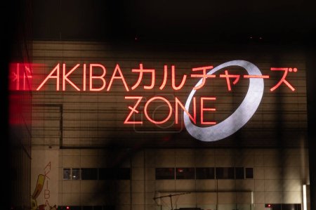 Téléchargez les photos : Akihabara Tokio, Japon 05 mai 2023 : Nuits aux néons de Tokyo Akihabara After Dark - Paysage urbain, jeux d'arcade et plaisirs nocturnes - en image libre de droit