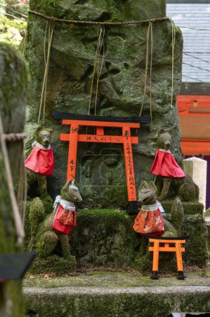 Foto de El Santuario de las Mil Puertas Torii. Santuario Inari de Fushimi. Es famoso por sus miles de puertas torii bermellón. Japón - Imagen libre de derechos