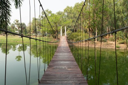 Most wiszący na przyrodzie abstrakcyjne tło na park / outdoor