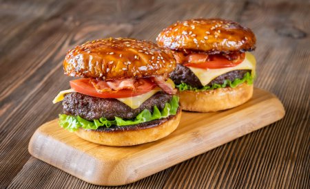 Téléchargez les photos : Deux hamburgers sur la planche en bois close-up - en image libre de droit