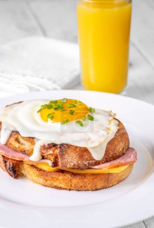 Foto de Croque madame sándwich caliente hecho con jamón, huevo y queso - Imagen libre de derechos
