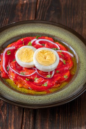 Téléchargez les photos : Salade de zorongollo de poivrons, œufs, oignons et tomates cuits au four - en image libre de droit