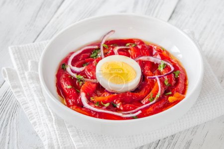 Téléchargez les photos : Salade de zorongollo de poivrons, œufs, oignons et tomates cuits au four - en image libre de droit