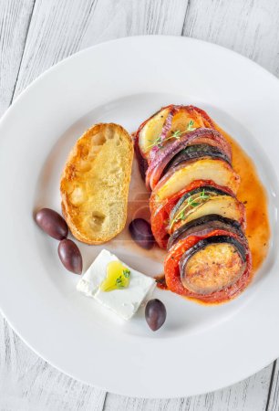 Téléchargez les photos : Portion de Briam Grec cuisson aux légumes avec feta - en image libre de droit