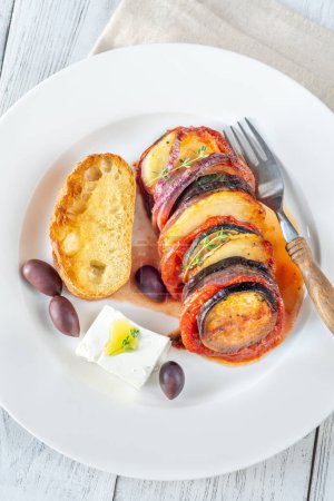 Téléchargez les photos : Portion de Briam Grec cuisson aux légumes avec feta - en image libre de droit