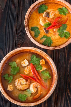 Téléchargez les photos : Bol de soupe Tom Yum avec ou sans lait de coco - en image libre de droit