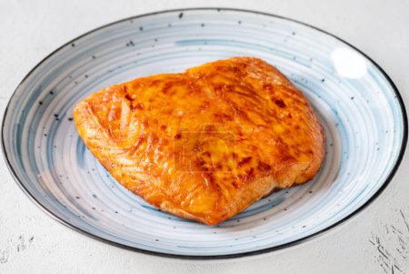 Téléchargez les photos : Portion de filet de saumon cuit dans l'assiette - en image libre de droit