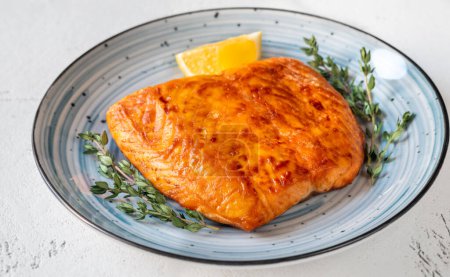 Téléchargez les photos : Portion de filet de saumon cuit dans l'assiette - en image libre de droit