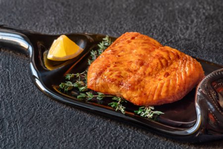 Téléchargez les photos : Portion de filet de saumon cuit au four au thym et au citron - en image libre de droit