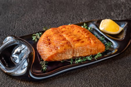 Téléchargez les photos : Portion de filet de saumon cuit au four au thym et au citron - en image libre de droit