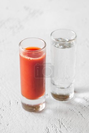 Foto de Cóctel Sangrita servido con un trago de tequila - Imagen libre de derechos