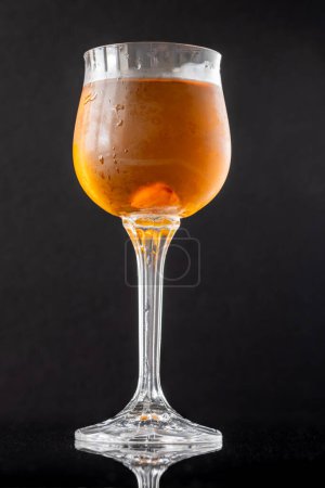 Glas Waterloo-Cocktail auf schwarzem Hintergrund