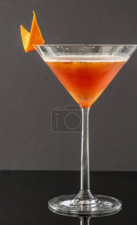 Cocktail traité Elysée garni de zeste d'orange