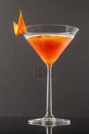 Cocktail traité Elysée garni de zeste d'orange