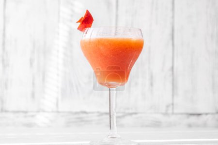 Blutiger Bronx-Cocktail garniert mit blutorangefarbener Schale