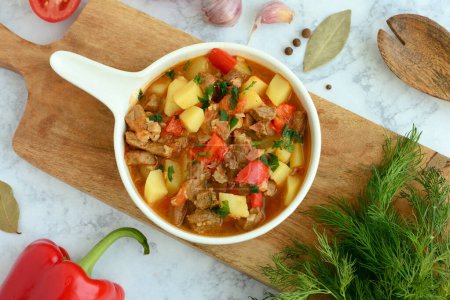 Téléchargez les photos : Bograch - Goulache de soupe hongroise à la viande de bœuf, pommes de terre, poivrons et tomates - en image libre de droit