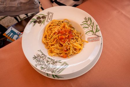 Téléchargez les photos : Pâtes avec sauce tomate fraîche servies dans un restaurant monténégrin - en image libre de droit
