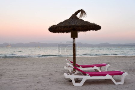 Foto de Tumbonas con sombrilla en la playa de Alcudia, Mallorca - Imagen libre de derechos
