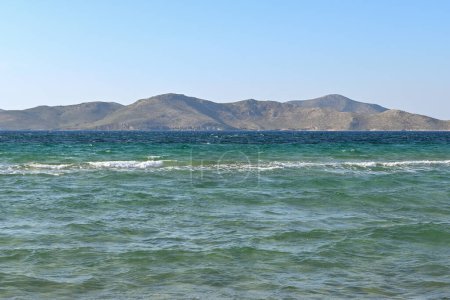 Téléchargez les photos : Eau de mer turquoise sur la plage de l'île de Kos. Île de Pserimos en arrière-plan. - en image libre de droit