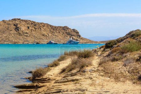 Playa de Monastiri en la bahía de Agios Ioannis en la isla de Paros, Cícladas, Grecia