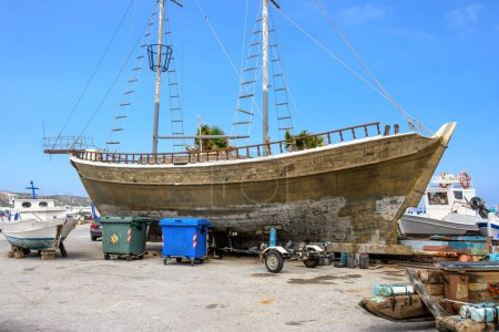 Boot bei Renovierungsarbeiten im Hafen von Kefalos auf der Insel Kos. Griechenland