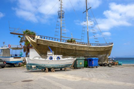 Boote bei Renovierungsarbeiten im Hafen von Kefalos auf der Insel Kos. Griechenland